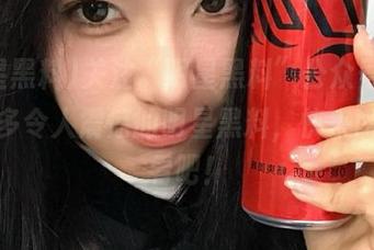 关注“明星黑料”公众号，了解更多令人震惊的明星黑料，快来网址看看吧！