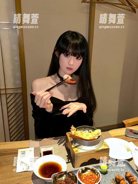 下载黑料社独家爆料，实时获取娱乐圈黑料与八卦！